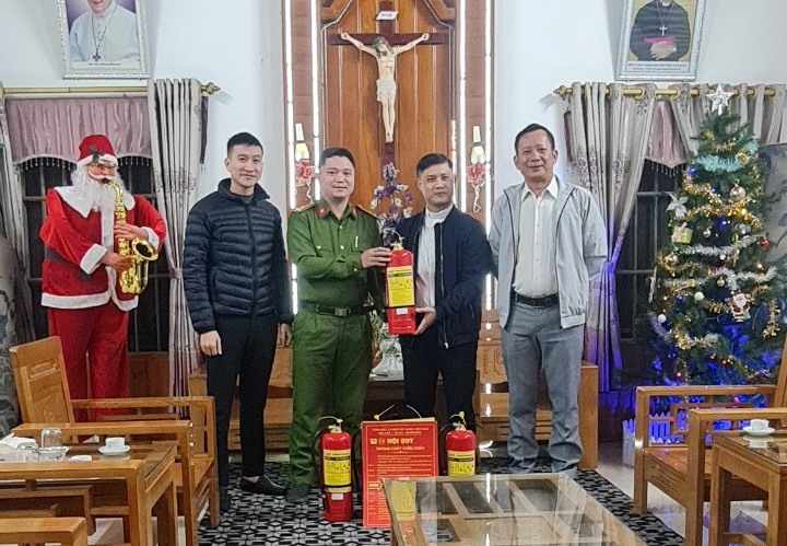 Công an xã Bắc Hưng (Tiên Lãng) tặng bình chữa cháy, bộ nội quy, tiêu lệnh cho bà con giáo dân